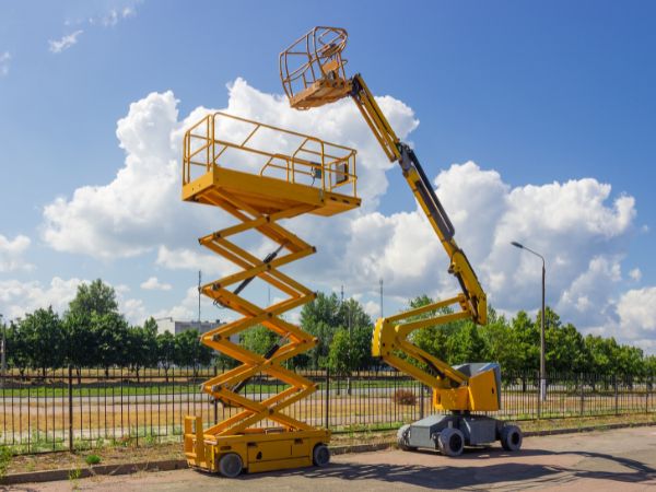 The 2 Most Common Types of Aerial Lifts | How to Choose the Right One?